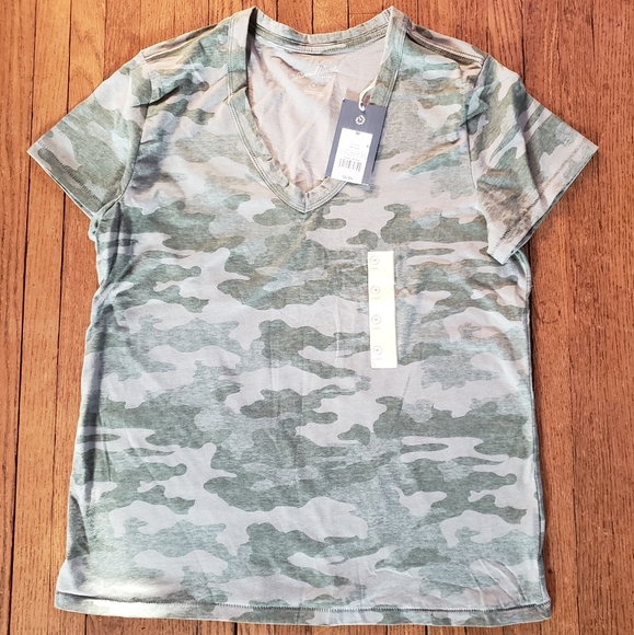 Universal Thread Tshirt Bundle - Picture 3 of 5